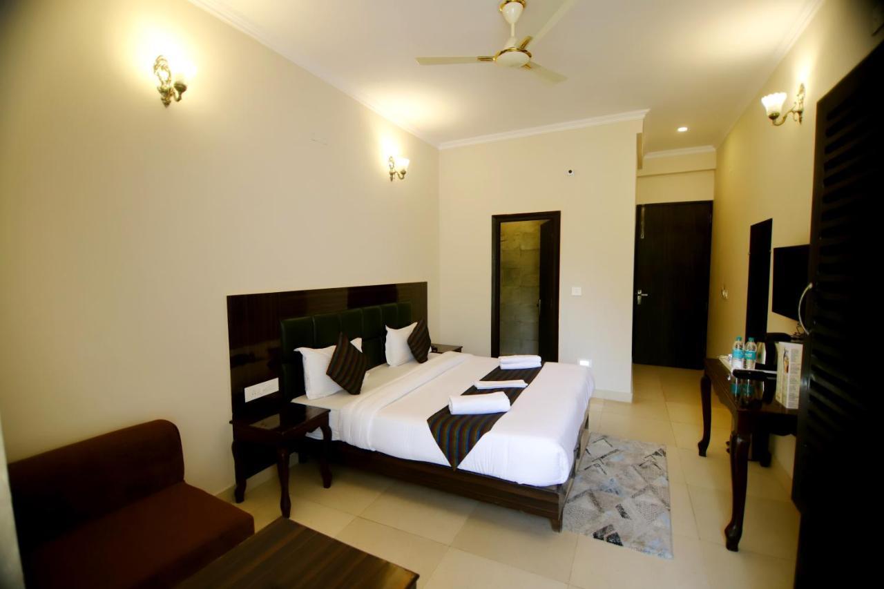 Rishikesh Grand Hotel Екстериор снимка